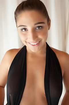 Sexy teen opens gape