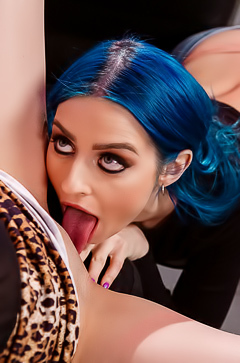 Two Hungry Pussies Jewelz Blu & Aubree Valentine